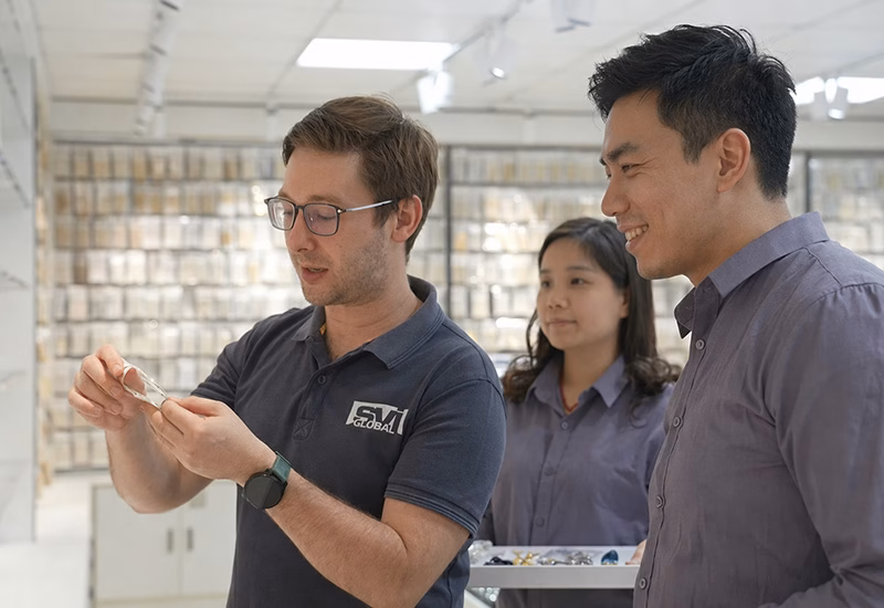 Customers visit the Jinyuan Jewelry Factory showroom